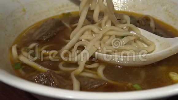 4K人用棍子吃亚洲餐馆的传统牛肉面视频的预览图