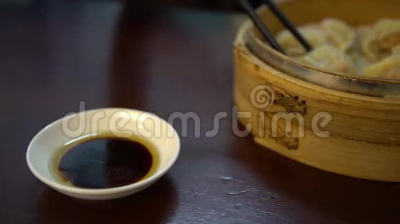 在餐厅4K把饺子切成酱油传统的中国菜视频的预览图