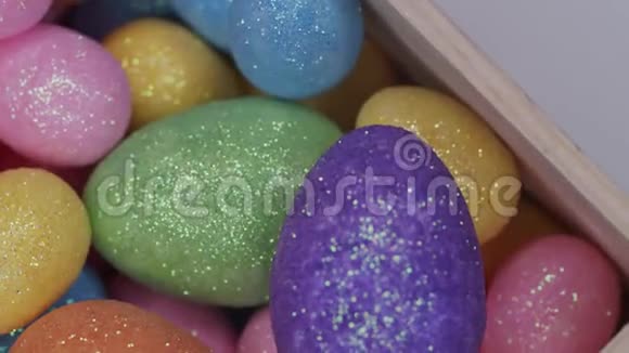 复活节五颜六色闪闪发光的鹌鹑蛋旋转和关闭假日健康食品理念视频的预览图