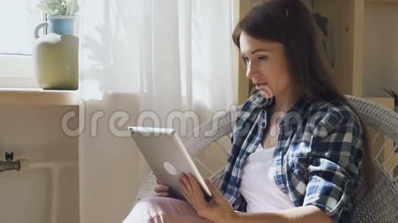 漂亮的女士在平板电脑上完成了与朋友的视频通话视频的预览图