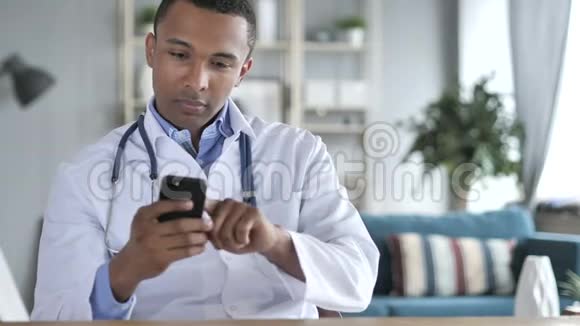 非裔美国医生从事医疗文件和膝上型计算机工作视频的预览图