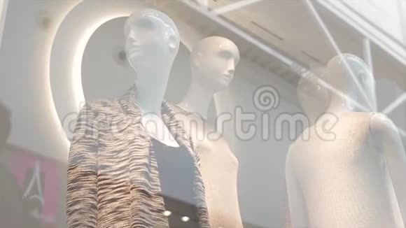 在时装店展示会与人体模特一起活动视频的预览图