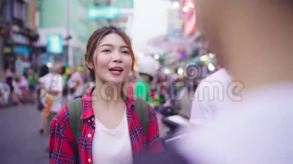 旅行者背包客亚洲夫妇交谈同时在高三街路度假旅行并享受他们的旅程旅行视频的预览图