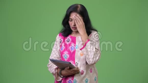 印度成熟压力大的女性使用数码平板电脑并得到坏消息视频的预览图
