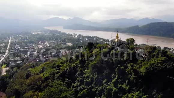 老挝琅勃拉邦佛寺山顶上的金塔视频的预览图