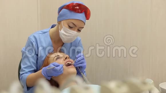 红发青年妇女在一家现代化的光明诊所的牙医接待处视频的预览图