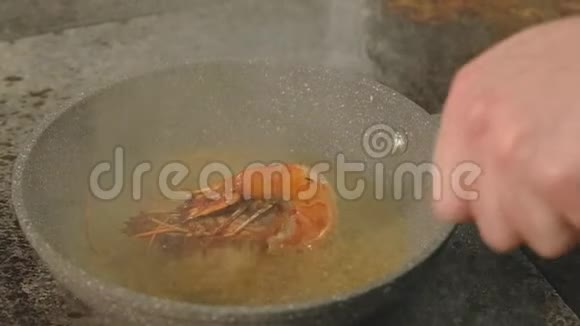 海鲜餐厅餐厨炸虾视频的预览图