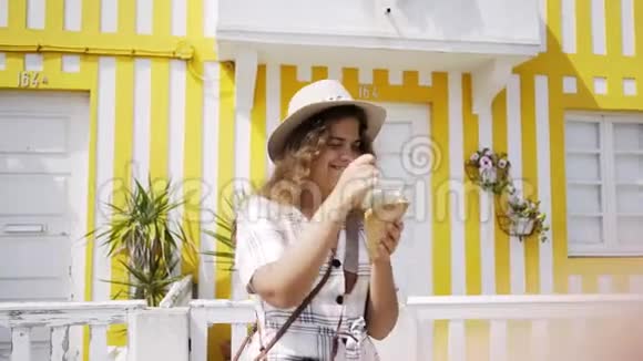 街头卖冰淇淋的快乐女人视频的预览图