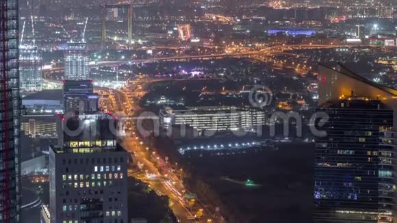 从空中观看金融和Zabeel地区的夜间时间与交通和在建建筑与起重机视频的预览图
