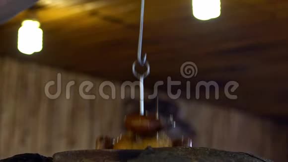 台湾砖窑和烤鸡在巨大粘土炉中的慢运动视频的预览图