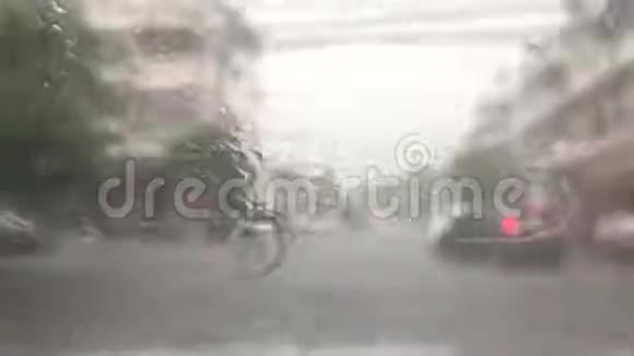 挡风玻璃前的大雨水滴视频的预览图