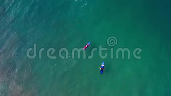 一群冲浪者在晴朗的一天等待海浪巨大的印度冲浪者的鸟瞰图视频的预览图