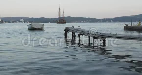晚上一艘船被绑在海上的木墩上视频的预览图