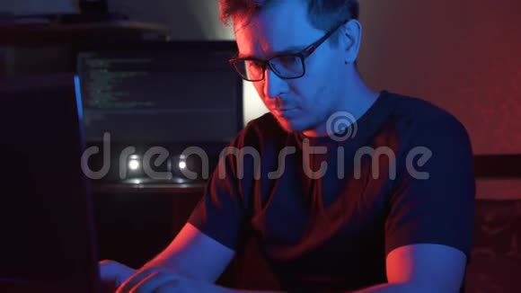 一个戴眼镜的人在一个黑暗的房间里的画像视频的预览图