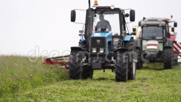 农用拖拉机在农场草地边缘行驶的路线视频的预览图