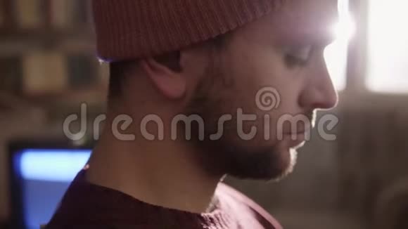 一个穿着衬衫长着胡子的成熟男人的脖子里挂着D子电缆视频的预览图