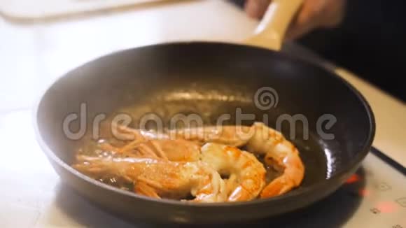 混合大红色虾仁用热煮油锅炒特写镜头视频的预览图
