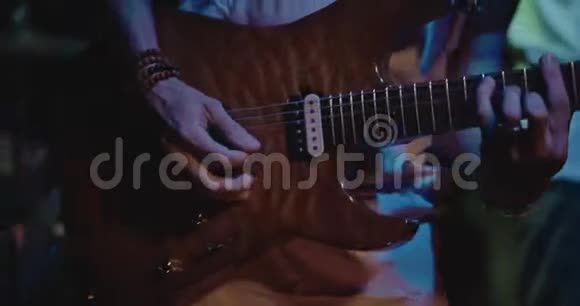 舞台上的吉他手五颜六色柔和的焦点和模糊视频的预览图