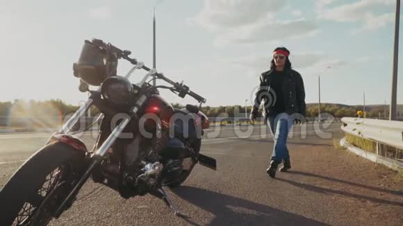 那辆旧自行车和他的摩托车摩托车和一个古老的自行车在大自然的背景下在一条空荡荡的公路上一个女人视频的预览图