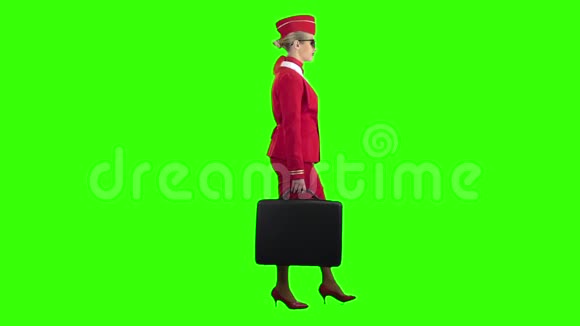 空姐走着手里拿着一个公文包绿色屏幕侧视慢动作视频的预览图