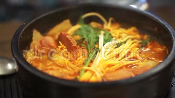 热碗中的韩国泡菜香肠汤视频的预览图