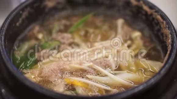 韩式炉子热牛肉汤视频的预览图