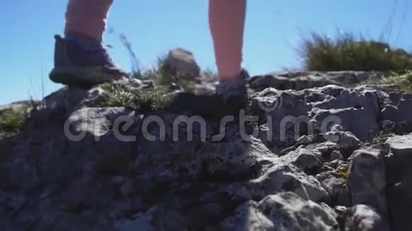 双腿紧贴登山者登山步道视频的预览图
