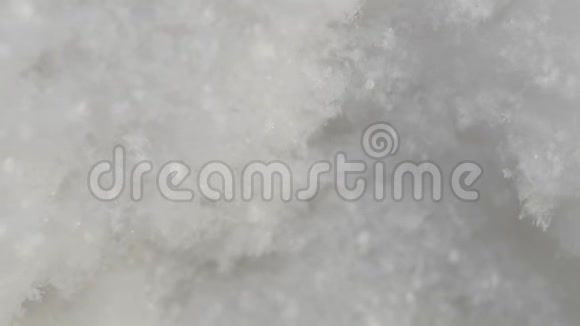 飘落的雪花近在咫尺孤立的雪花落在黑色的背景上冬天的景色和近雪视频的预览图