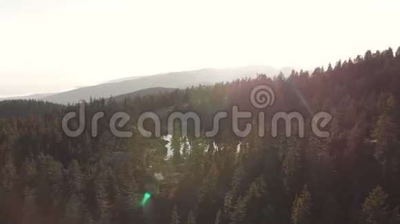 加拿大常绿森林中一个原始的山湖的空中镜头可以俯瞰温哥华市视频的预览图