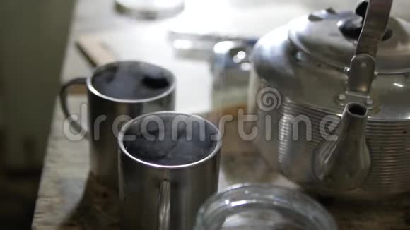 一个男人在一个装有茶的不锈钢杯子里睡着了视频的预览图