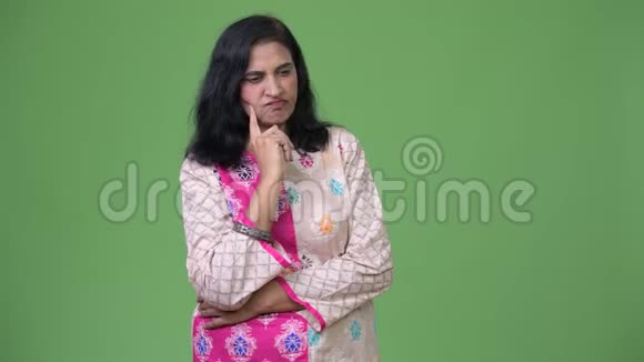 成熟悲伤美丽的印度女人低头思考视频的预览图