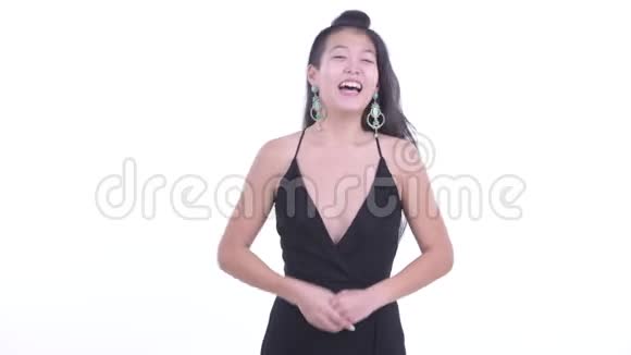 快乐美丽的亚洲女人在镜头前说话视频的预览图
