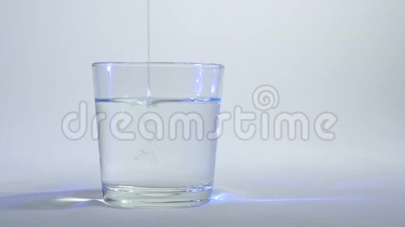 在玻璃中混合液体或溶解7视频的预览图