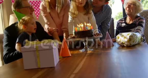 家庭在家庆祝小女孩生日视频的预览图