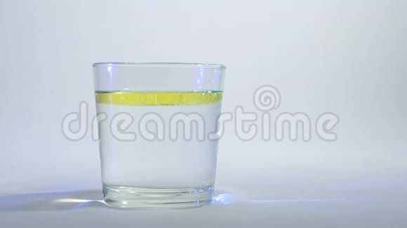 在玻璃中混合液体或溶解8视频的预览图