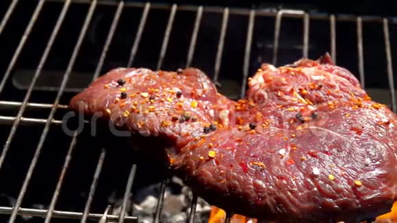 粗盐落在烤架上的小牛肉上视频的预览图
