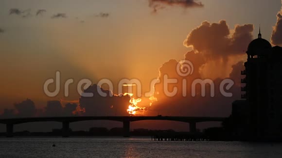桥后海湾上美丽的戏剧性日落视频的预览图