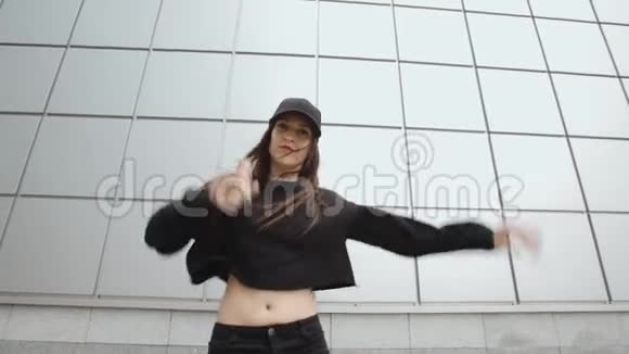 女孩舞蹈现代街舞现代自由式街头都市环境视频的预览图