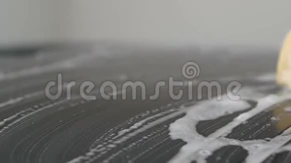 男性手泡沫海绵洗车顶视频的预览图