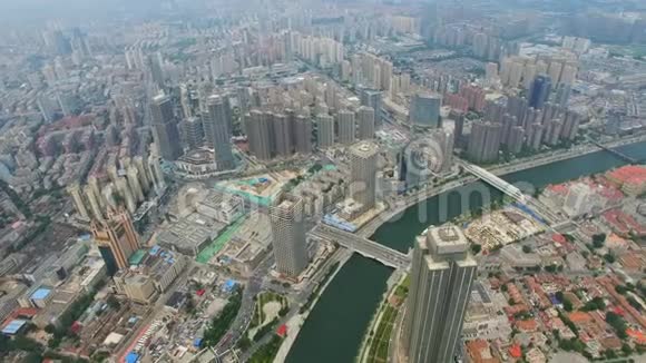 中国天津夜间现代建筑与城市景观航拍视频的预览图