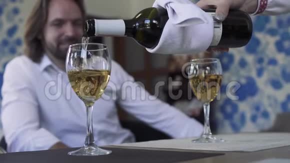 女服务员把酒倒在高酒杯里视频的预览图