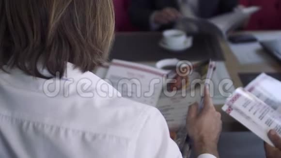 三个商人在餐馆里检查菜单视频的预览图