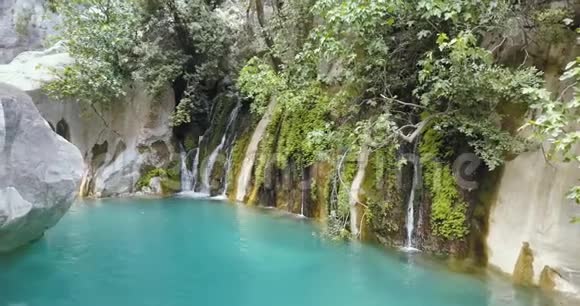 土耳其的Goynuk峡谷蓝色的水和瀑布4k视频的预览图