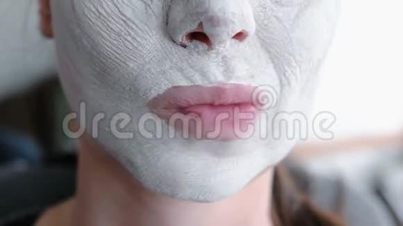 把面具戴在女人脸上适合面部视频的预览图