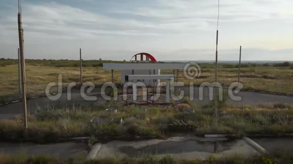路边废弃加油站的鸟瞰图废弃汽油站没有燃油标志覆盖泵视频的预览图