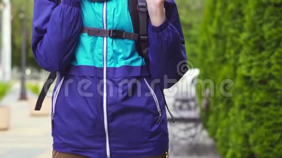 女游客戴着头巾戴着墨镜背着背包在电话里聊天视频的预览图