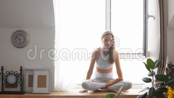 年轻迷人的瑜伽老师女性在练习瑜伽的开始打招呼视频的预览图