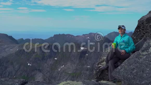 一个女孩正在山里喝茶视频的预览图