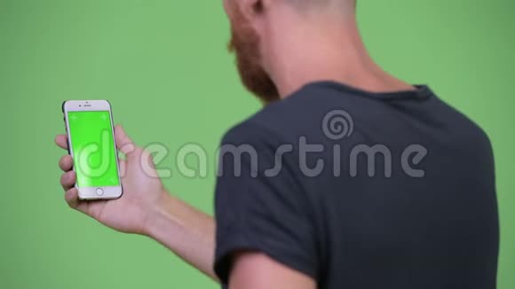 使用手机观看长胡子的可怕的男人视频的预览图