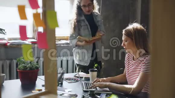 漂亮的女企业家在现代办公室的设计项目中与她的同事分享想法她是视频的预览图